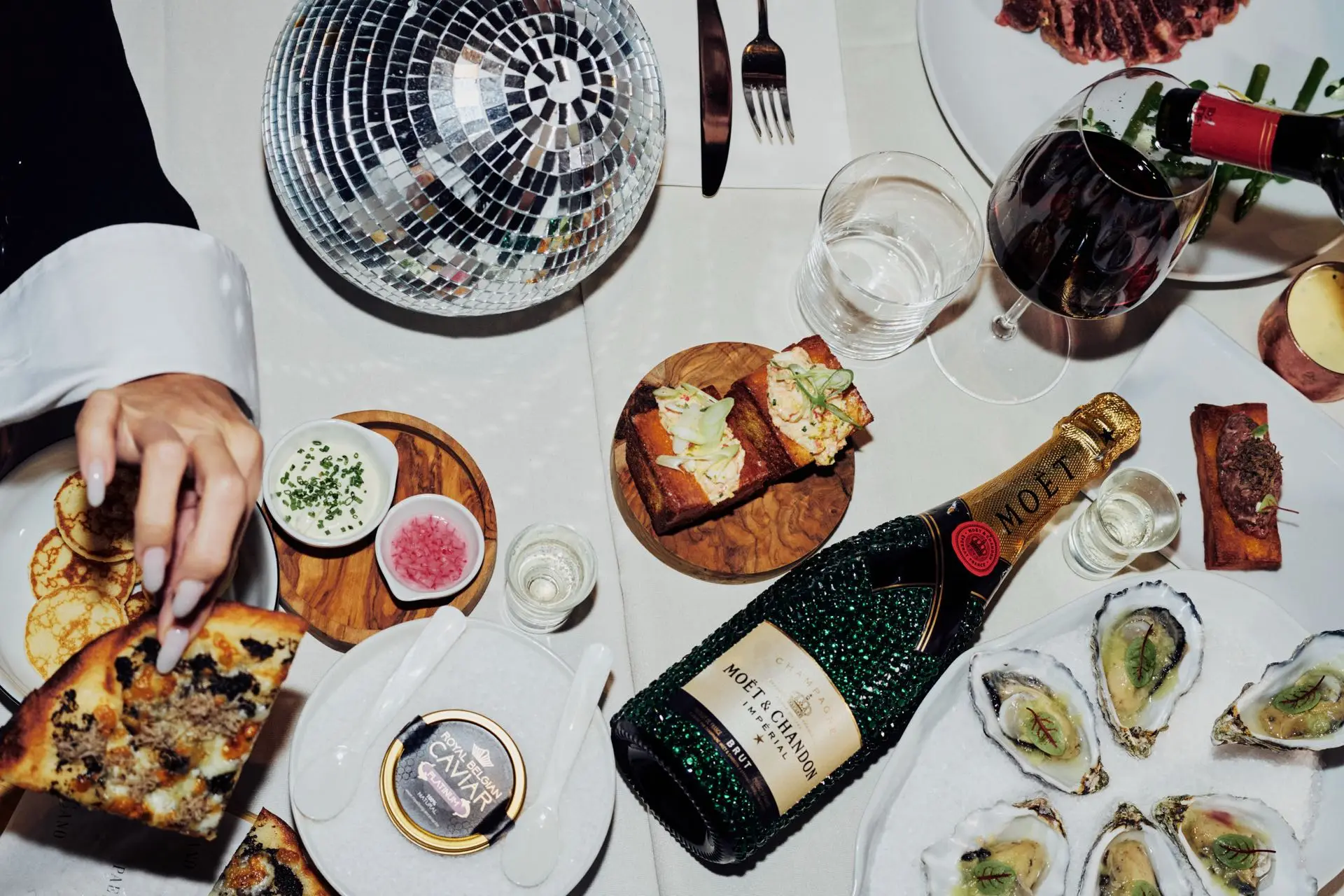 Tafel bij Paesano met champagne, oesters en truffelpizza